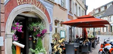 Das Hotel liegt im charmanten mittelalterlichen Dorf La Petite Pierre, nahe historischen Gassen und einer Burg auf dem Hügel.